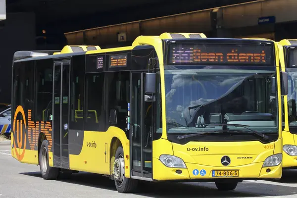 Městský Autobus Žluté Barvě Provozovaný Qbuzz Utrechtu Nizozemsku — Stock fotografie