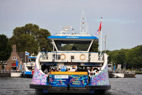 Φέρι Της Πόλης Στο Άμστερνταμ Πάνω Από Water Αυτά Πλοία — Φωτογραφία Αρχείου
