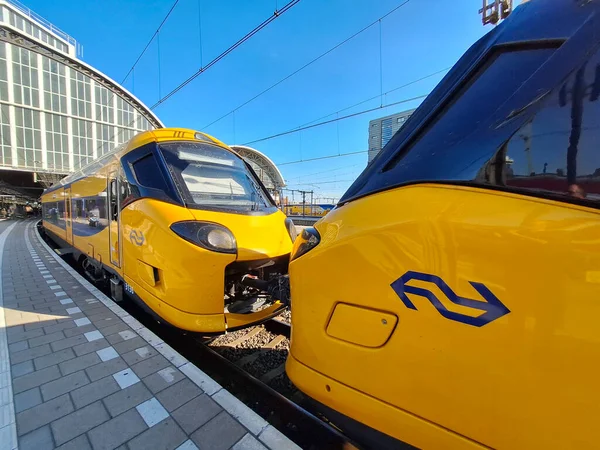 Icng Tåg Anslutna Plattform Amsterdams Centralstation Som Nya Tåg För Stockbild