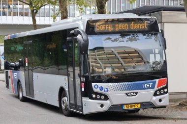 Rotterdam 'daki Kralingse Zoom otobüs durağındaki RET elektrik şehri ve Regiobus.