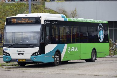Rotterdam 'daki Kaptanlık metro istasyonunda görev dışı kalan Arriva regiobus.