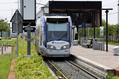 Hollanda 'daki Zoetermeer Lansingerland' ın bitiş noktasındaki HTM regio citadis tramvay vagonu