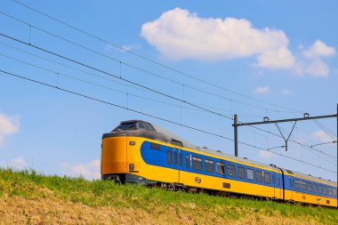 ICM Koploper Hollanda 'da Zoetermeer ve Gouda arasındaki tren yolunda NS' nin şehirlerarası treni