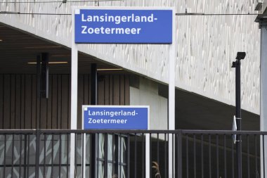 Hollanda 'daki Lansingerland-Zoetermeer istasyonundaki platformda isim işaretleri