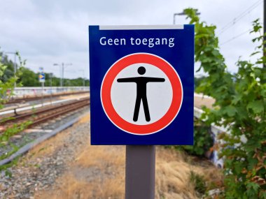GVB metro istasyonunun platformunun sonunda insanların raylara çıkmasını engellemek için imza atın