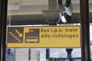 Tren rayların bakımını yapamadığında yön tabelasından otobüse