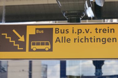 Tren rayların bakımını yapamadığında yön tabelasından otobüse