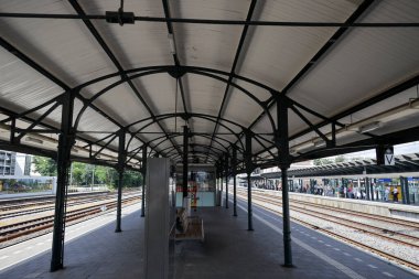 Hollanda 'daki Apeldoorn tren istasyonunun platformları