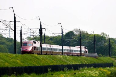 Amsterdam ile Paris arasındaki Thalys treni Bleiswijk 'te yüksek hızda ilerliyor.