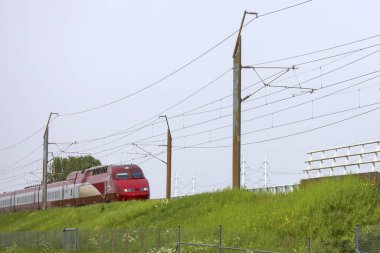 Amsterdam ile Paris arasındaki Thalys treni Bleiswijk 'te yüksek hızda ilerliyor.