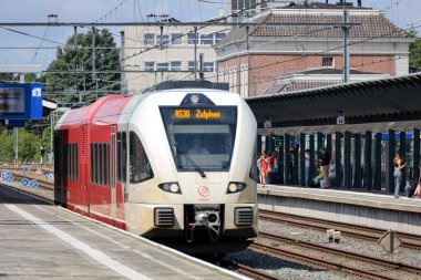 Arriva tarafından işletilen Spurt GTW dizel tren Hollanda Apeldoorn istasyonundan ayrılıyor.