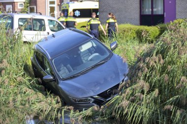 Hollanda 'daki Nieuwerkerk aan den IJssel' de otoparkta bir hendeğe çarpmış.