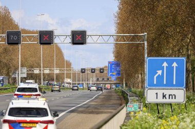 Hollanda 'daki Nieuwerkerk aan den IJssel' de A20 karayolunda kaza yaptıktan sonra yan yatmış.
