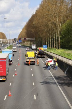 Hollanda 'daki Nieuwerkerk aan den IJssel' de A20 karayolunda kaza yaptıktan sonra yan yatmış.