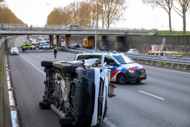 Hollanda 'daki Nieuwerkerk aan den IJssel' de A20 karayolunda kaza yaptıktan sonra yan yatmış.