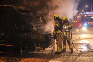 Soğutma minibüsü Nieuwerkerk aan den IJssel 'deki motorda çıkan ani yangın sonucu itfaiye tarafından söndürüldü. 