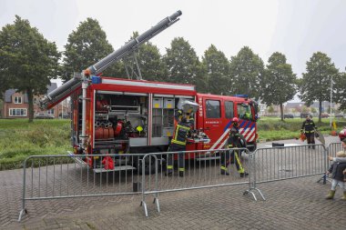 Waddinxveen 'deki 112 gösteri gününde itfaiyecilerin gösterisi. Hollandalı, Belçikalı polis ve itfaiyeciler yeteneklerini gösteriyorlar.