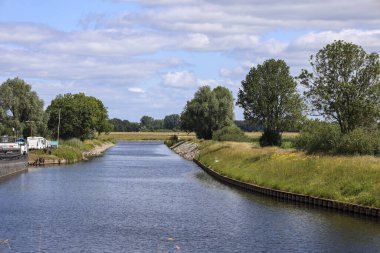 Kanal Apeldoorns Kanaal Hollanda 'daki Hatem' de hendek boyunca uzanır.