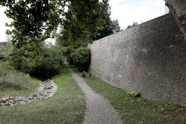 Hollanda 'nın Hanseatik kenti Hatem' de kapı ve hendekli ortaçağ binaları