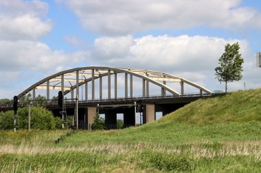 Moordrecht, Hollanda 'daki A20 otoyolundaki tren yolu üzerinde çelik köprü.