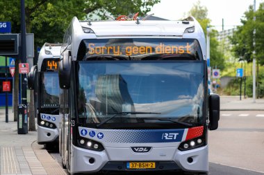 Hollanda 'daki Rotterdam Merkez İstasyonu' nda yolcu bekleyen RET otobüsleri.