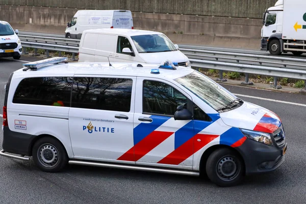 Hollanda 'daki Nieuwerkerk aan den IJssel Otoyolu' nda araba kazası üstüne polis arabası.