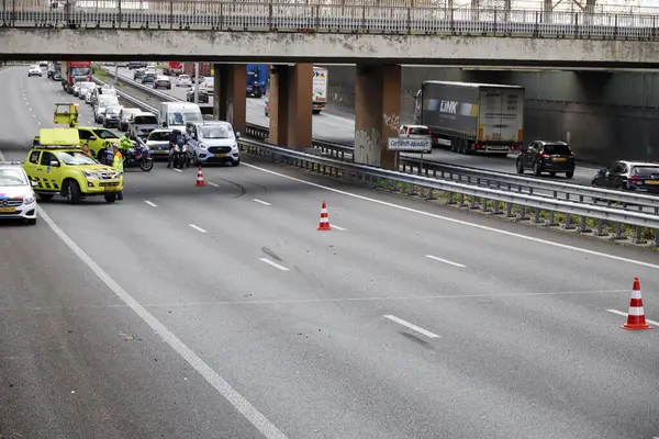 Hollanda 'daki Nieuwerkerk aan den IJssel' de A20 karayolunda kaza yaptıktan sonra yan yatmış.