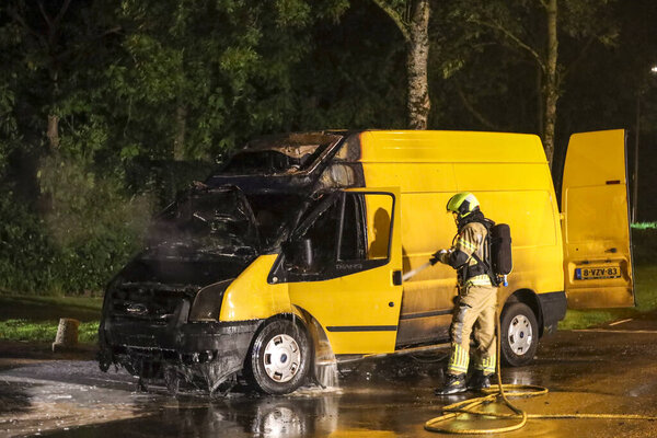 Охлаждающий фургон гаснет пожарной службой после спонтанного пожара в двигателе Nieuwerkerk aan den IJssel 