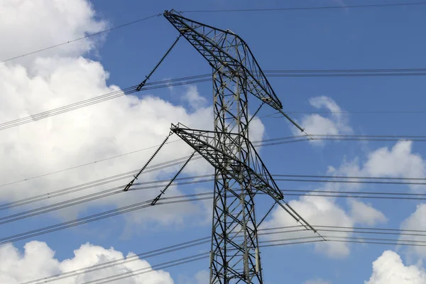 Yüksek voltajlı yüksek elektrik hatları mavi gökyüzü ve bulutlu 380Kv