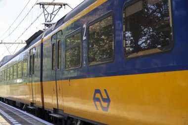 ICM Koploper Hollanda 'daki Nieuwerkerk aan den IJssel boyunca ilerleyen NS şehirlerarası treni