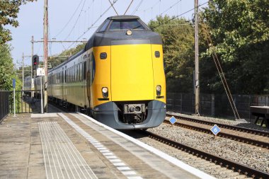 ICM Koploper Hollanda 'daki Nieuwerkerk aan den IJssel boyunca ilerleyen NS şehirlerarası treni