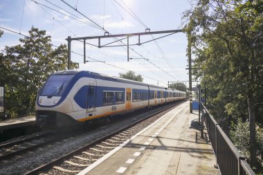 Hollanda 'daki Nieuwerkerk aan den IJssel İstasyonundaki yerel yolcular için SLT sprinter NS treni