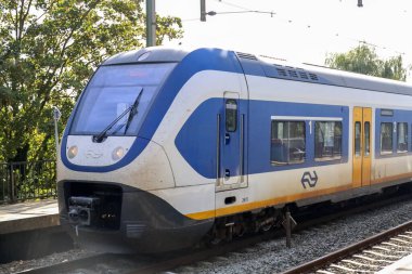 Hollanda 'daki Nieuwerkerk aan den IJssel İstasyonundaki yerel yolcular için SLT sprinter NS treni