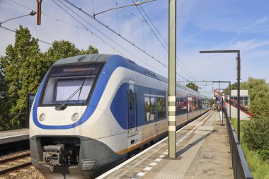 Hollanda 'daki Nieuwerkerk aan den IJssel İstasyonundaki yerel yolcular için SLT sprinter NS treni