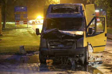 Soğutma minibüsü Nieuwerkerk aan den IJssel 'deki motorda çıkan ani yangın sonucu itfaiye tarafından söndürüldü. 