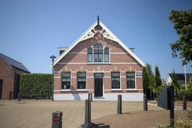 Eski çiftlik Hollanda 'daki Moerkapelle köyünün orta noktası oldu.