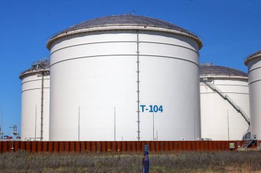 Hollanda 'daki Rotterdam limanının bir parçası olarak Maasvlakte limanındaki petrol depolama tankları