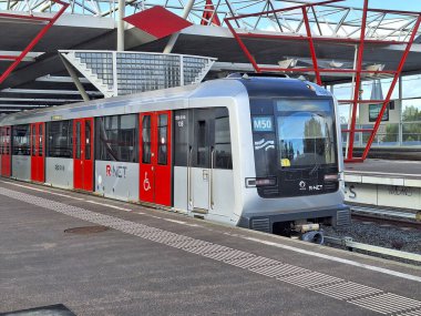 Hollanda 'daki Duivendrecht istasyonunda GVB tarafından sürülen Metro Amsterdam aracı