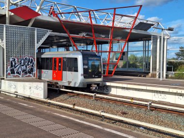 Hollanda 'daki Duivendrecht istasyonunda GVB tarafından sürülen Metro Amsterdam aracı