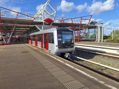 Hollanda 'daki Duivendrecht istasyonunda GVB tarafından sürülen Metro Amsterdam aracı