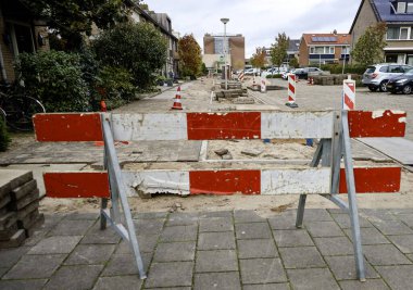 Hollanda 'daki Nieuwerkerk aan den IJssel kaldırımında kiremitlerin ve ekicilerin yeniden inşası