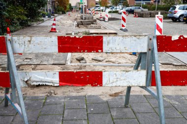 Hollanda 'daki Nieuwerkerk aan den IJssel kaldırımında kiremitlerin ve ekicilerin yeniden inşası