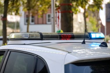 Hollanda 'da mavi fenerli ve dur işaretli bir polis arabası yanıyor.