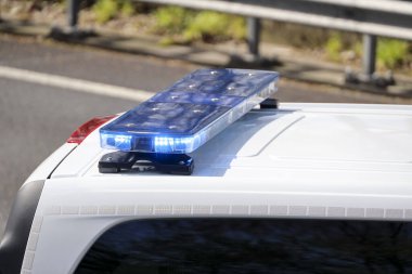 Hollanda 'daki Nieuwerkerk aan den IJssel Otoyolu' nda araba kazası üstüne polis arabası.