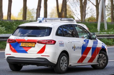 Hollanda 'daki Nieuwerkerk aan den IJssel Otoyolu' nda araba kazası üstüne polis arabası.