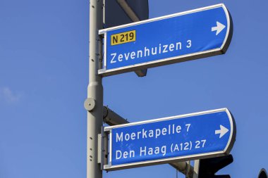 Zevenhuizen 'deki Zuidelijke cücesiyle N219' u geçmek ve Hollanda 'daki Rotterdam Nesselande