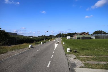 Hollanda 'daki Zuidplaspolder' da seralar ve çayırlar arasındaki yollar