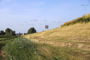 İleride Hollanda 'nın Zuidplaspold belediyesinin Beşinci Köyü' nün tarım ve yollarıyla otlaklar