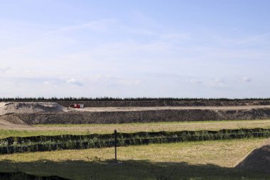 İleride Hollanda 'nın Zuidplaspold belediyesinin Beşinci Köyü' nün tarım ve yollarıyla otlaklar