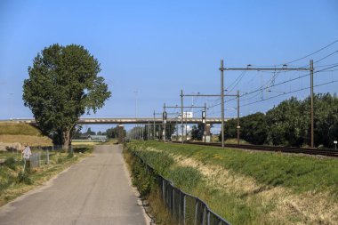 İleride Hollanda 'nın Zuidplaspold belediyesinin Beşinci Köyü' nün tarım ve yollarıyla otlaklar